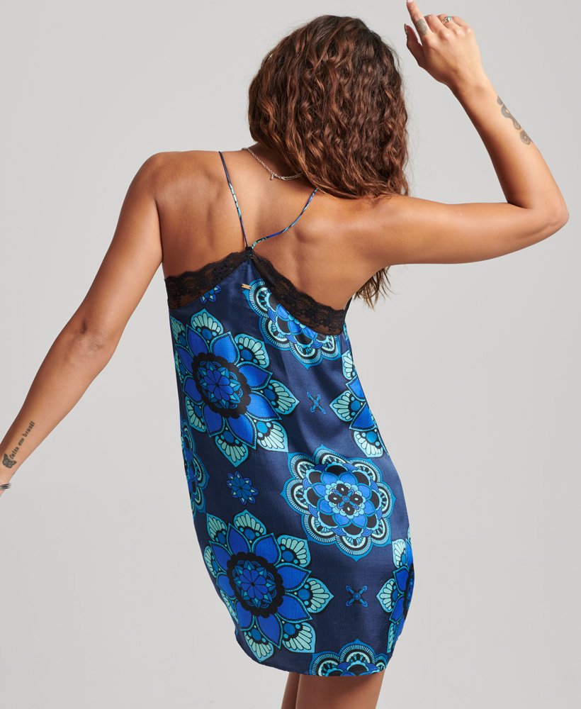 mini-slipjurk van satijn met kanten afwerking in psychedelisch blauw