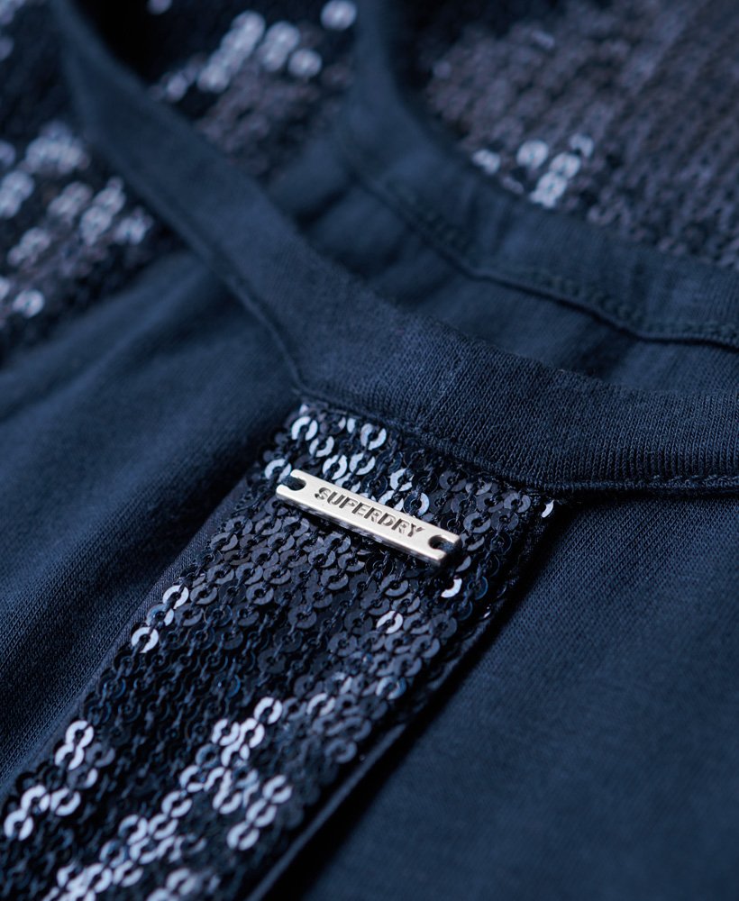 midi-jurk met halternek en pailletten in marineblauw.