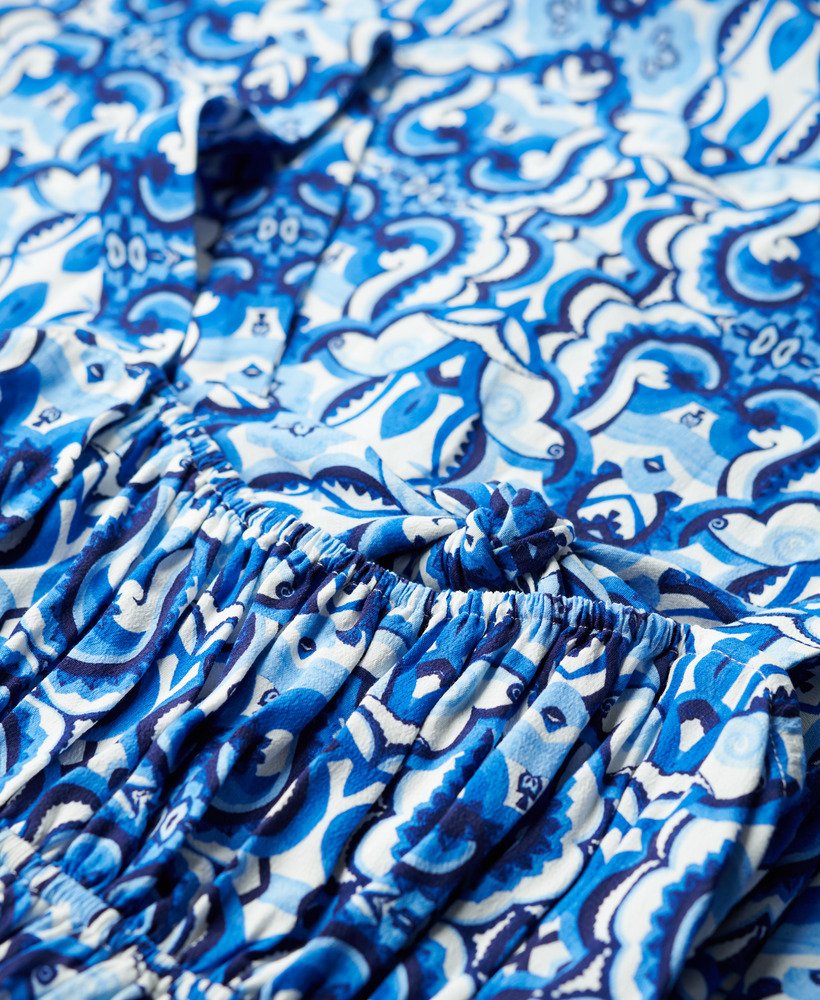 maxi-jurk met strik op de rug in tegelprint blauw