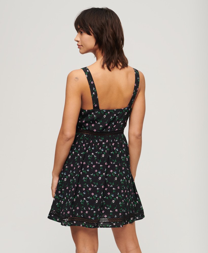 cami-jurk met v-hals en kanten afwerking in cosmos black met bloemenprint.