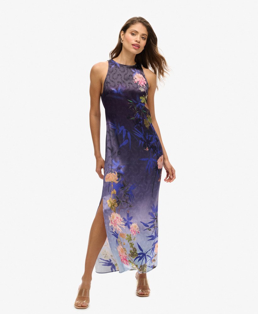 bedrukte satijnen maxi-jurk in een diepe bloemenprint met japanse schaduw.
