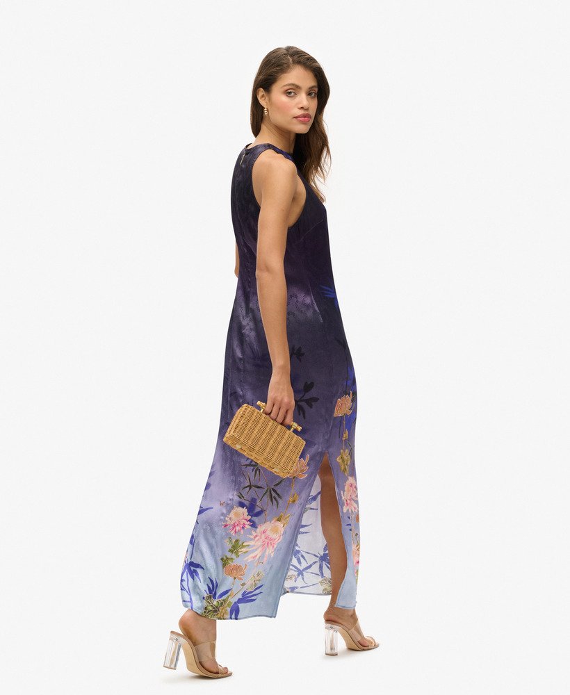 bedrukte satijnen maxi-jurk in een diepe bloemenprint met japanse schaduw.
