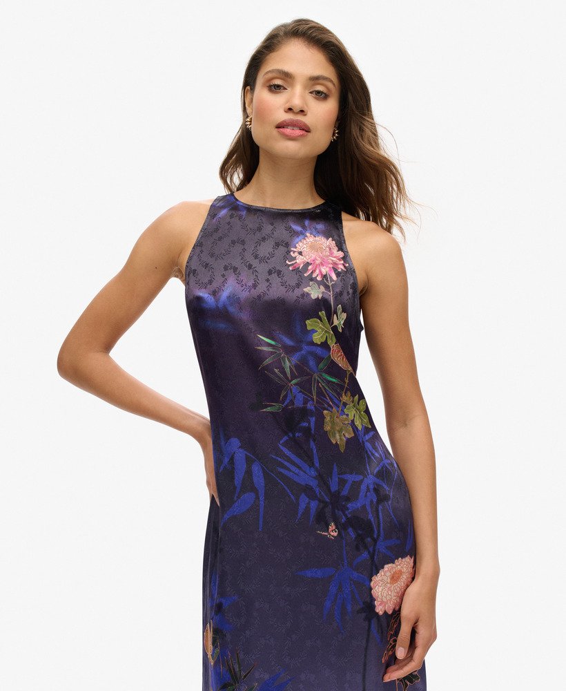 bedrukte satijnen maxi-jurk in een diepe bloemenprint met japanse schaduw.