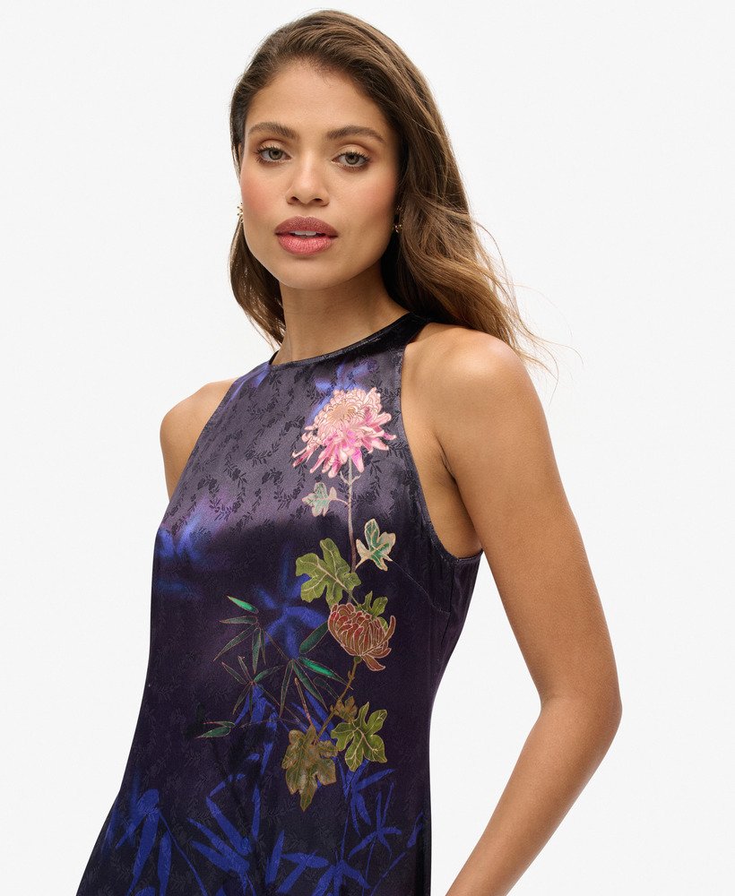 bedrukte satijnen maxi-jurk in een diepe bloemenprint met japanse schaduw.
