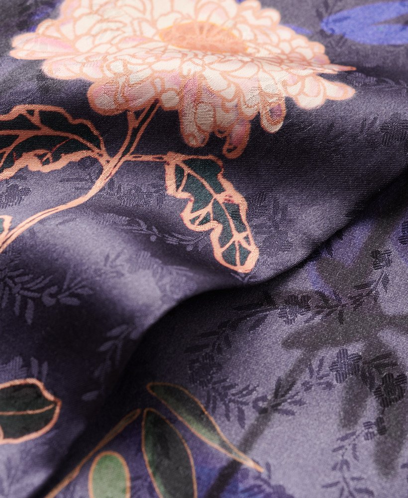 bedrukte satijnen maxi-jurk in een diepe bloemenprint met japanse schaduw.
