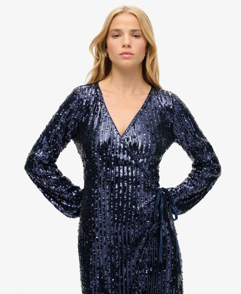 maxi-jurk met pailletten en wikkeldetail in marineblauw.