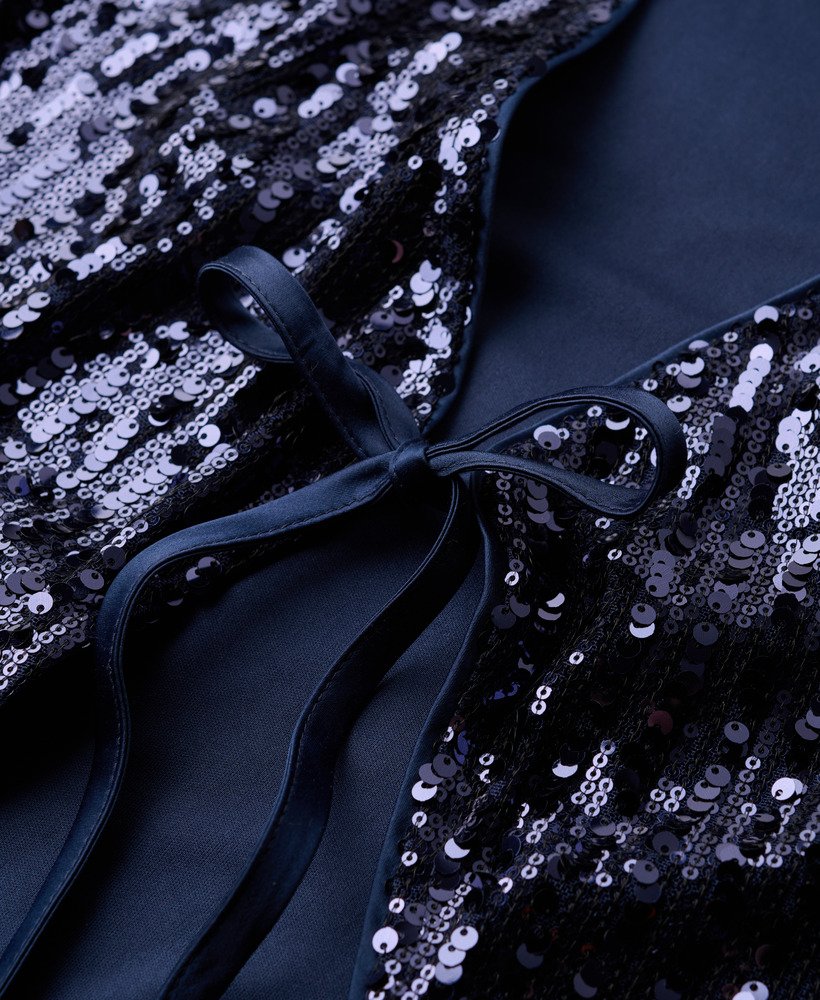 maxi-jurk met pailletten en wikkeldetail in marineblauw.