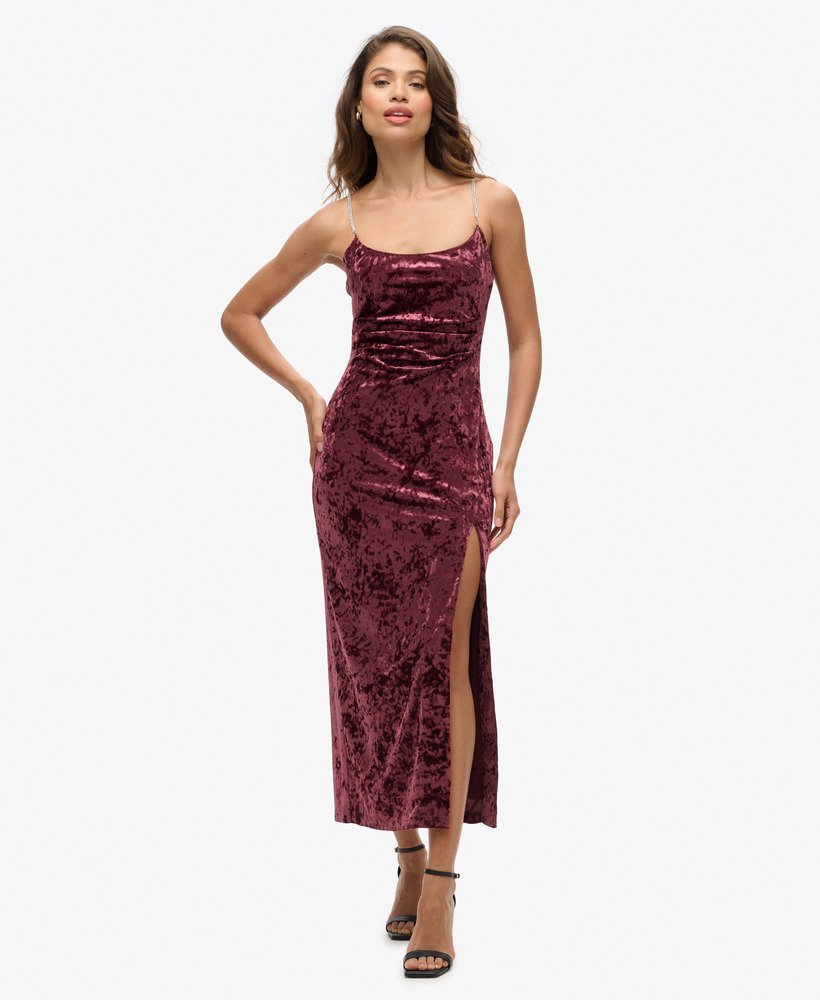 maxi-jurk van fluweel met diamanten in bordeauxrode kleur.