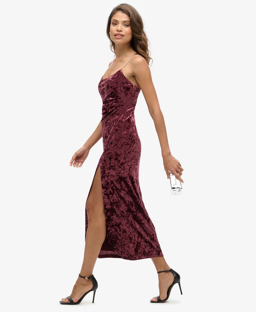 maxi-jurk van fluweel met diamanten in bordeauxrode kleur.