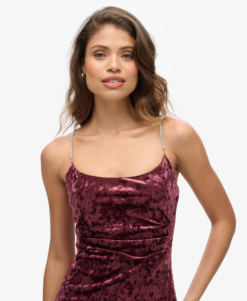 maxi-jurk van fluweel met diamanten in bordeauxrode kleur.