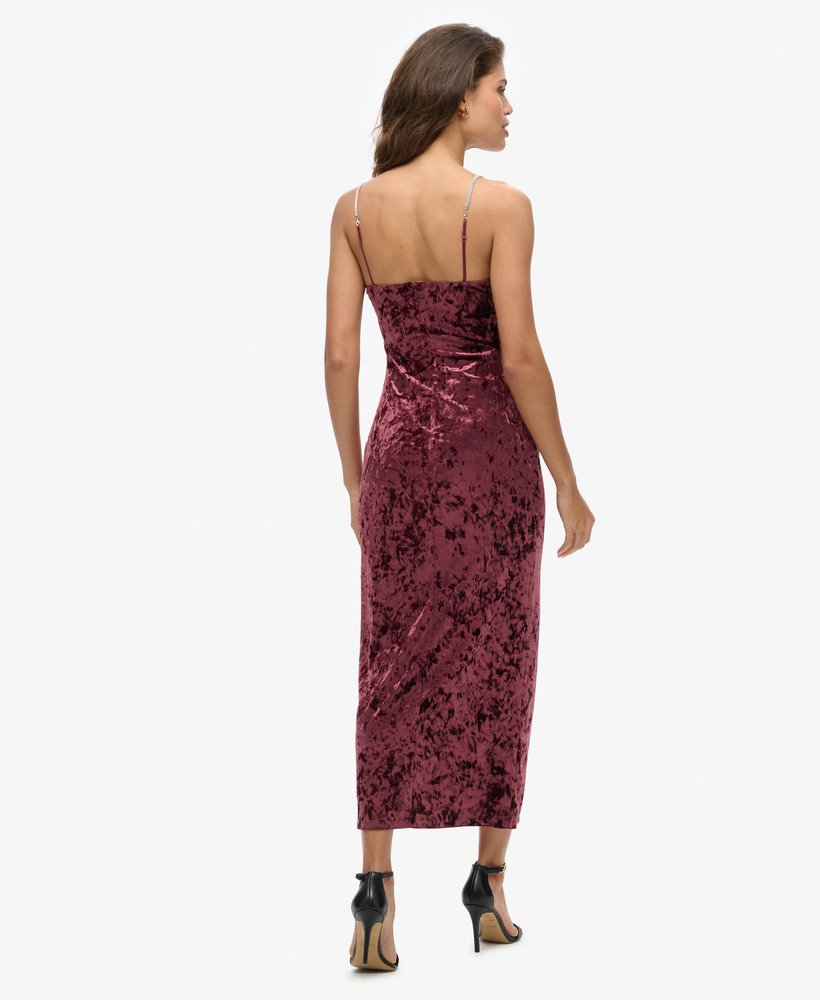 maxi-jurk van fluweel met diamanten in bordeauxrode kleur.