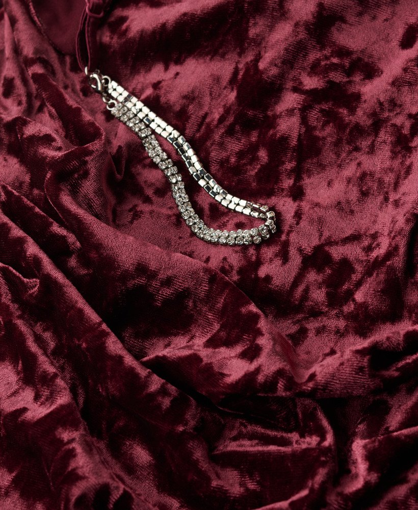maxi-jurk van fluweel met diamanten in bordeauxrode kleur.
