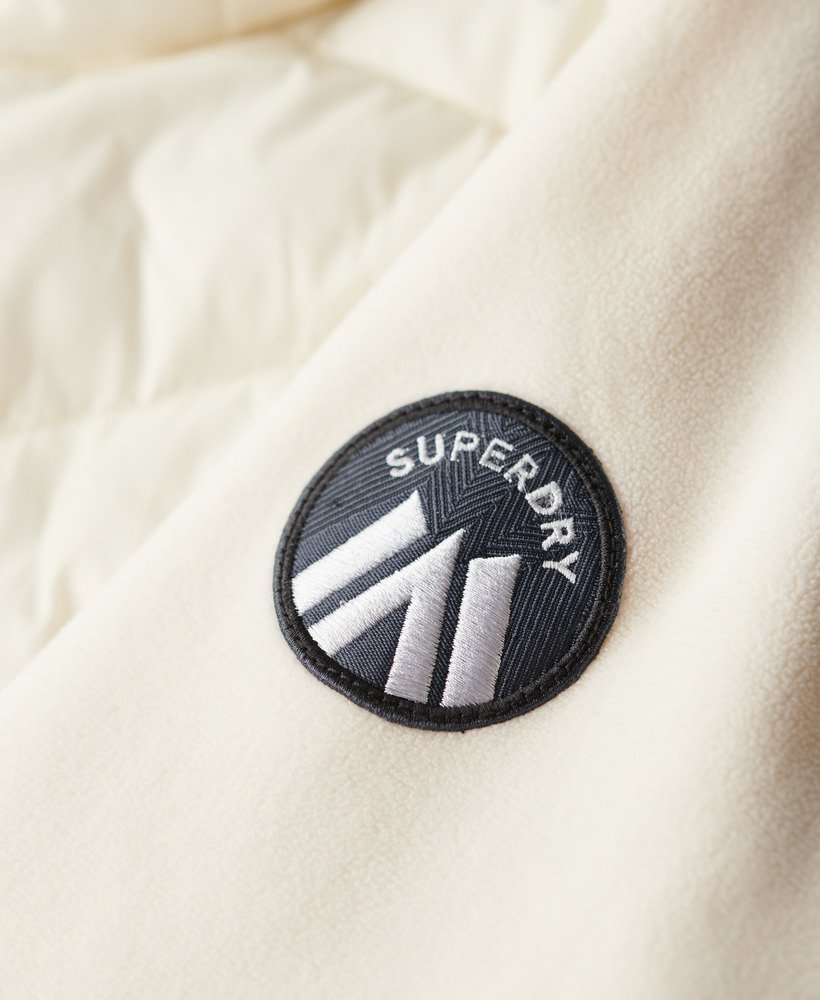 fleece stormjack met capuchon in gebroken wit.