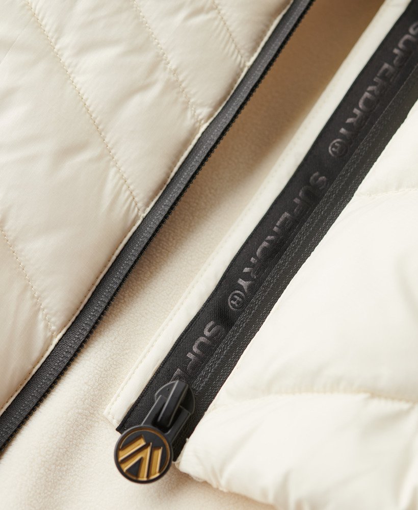 fleece stormjack met capuchon in gebroken wit.