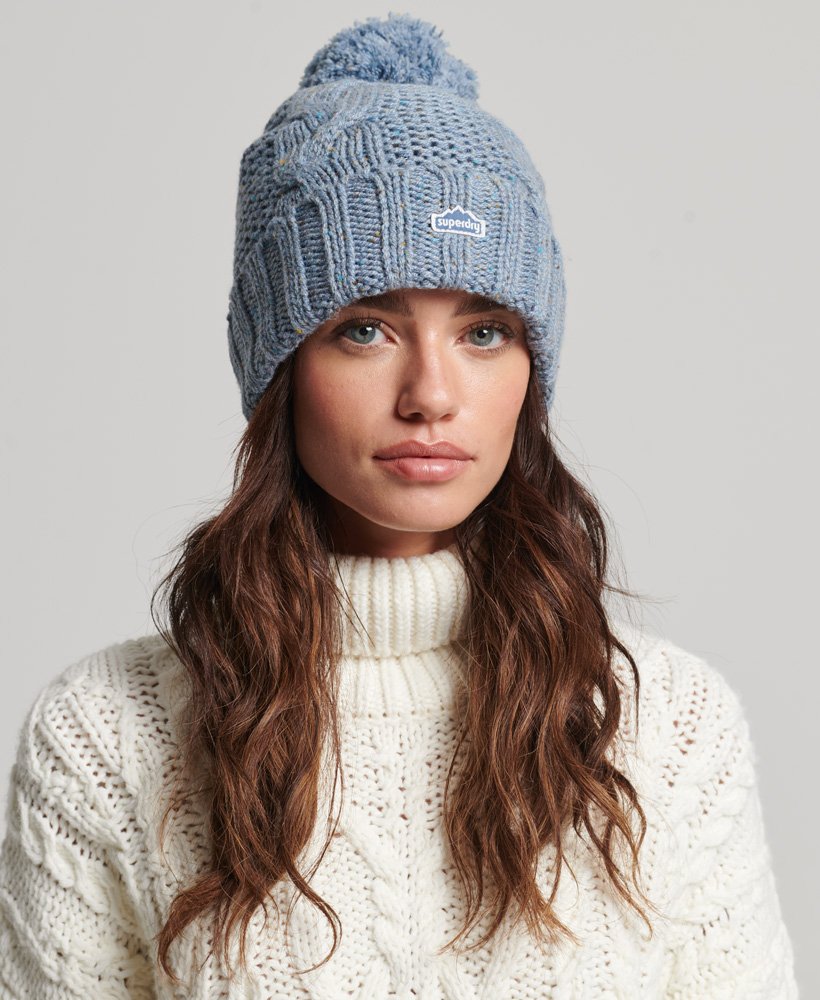 kabelgebreide muts met pompon in zachtblauwe tweed
