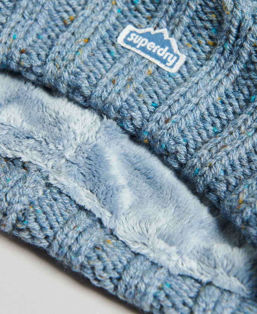 kabelgebreide muts met pompon in zachtblauwe tweed