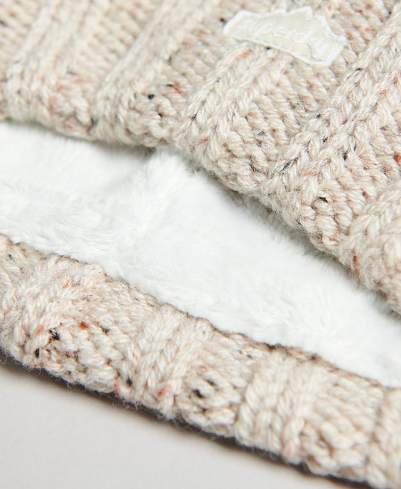 kabelgebreide muts met pompon in havermoutkleurige tweed