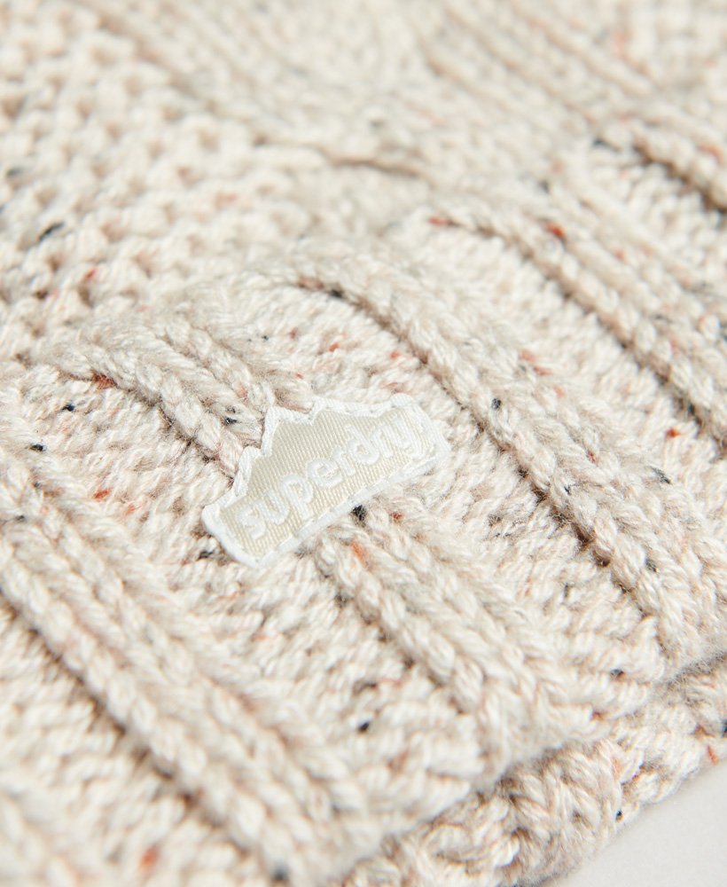 kabelgebreide muts met pompon in havermoutkleurige tweed