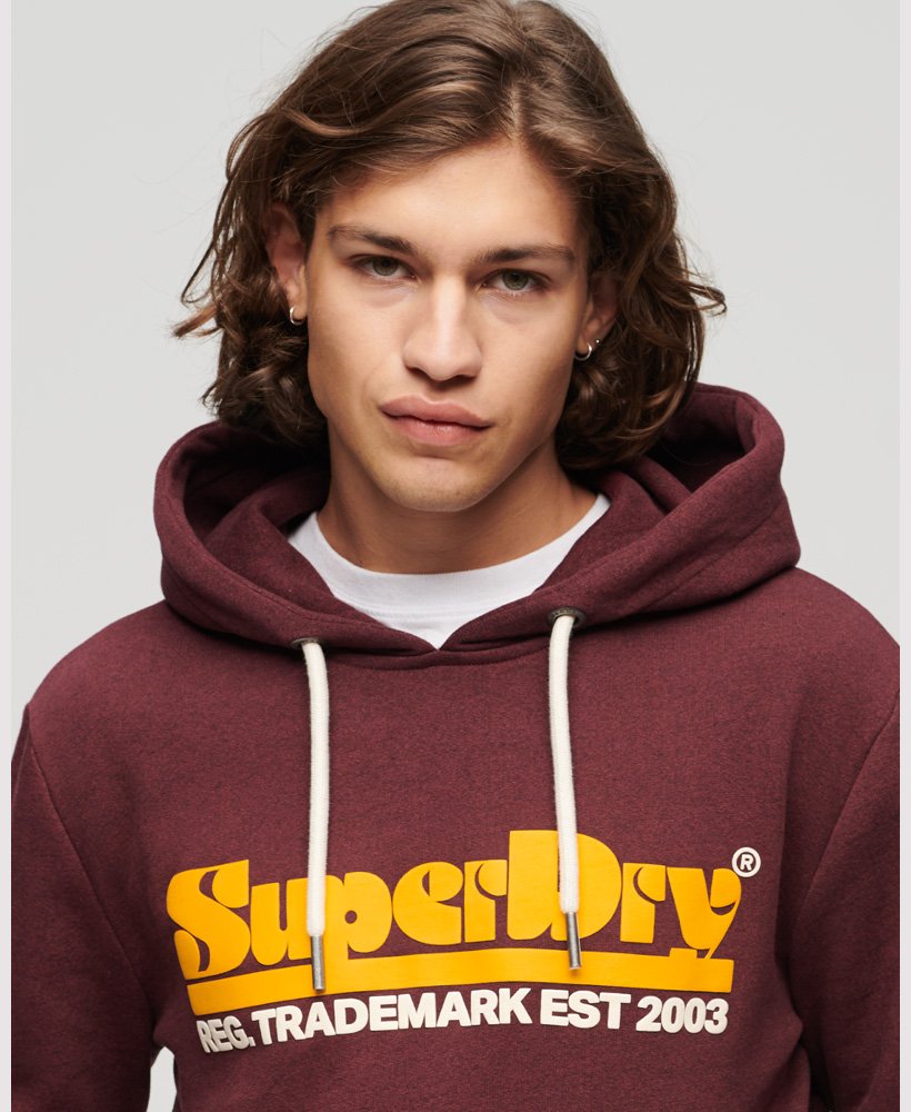 hoodie met retro lettertype en logo uit de jaren 70 in fel bordeauxrood met sneeuwprint.