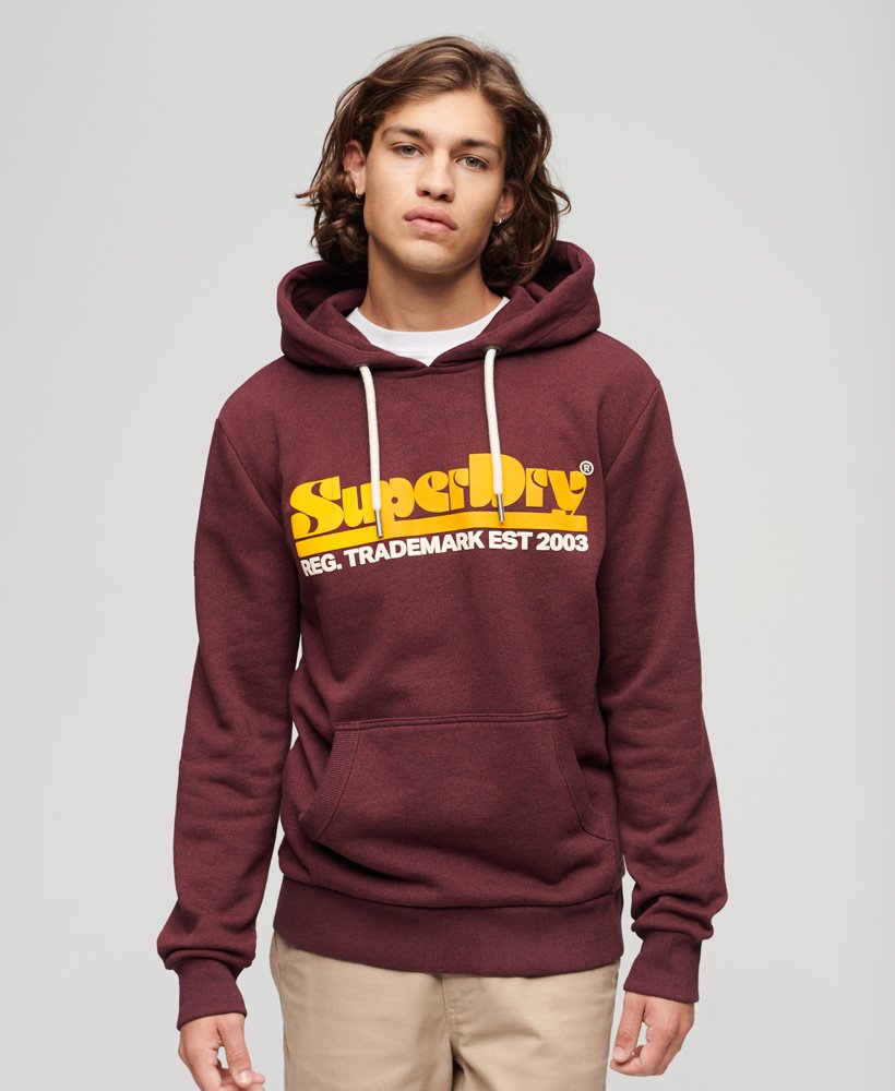 hoodie met retro lettertype en logo uit de jaren 70 in fel bordeauxrood met sneeuwprint.