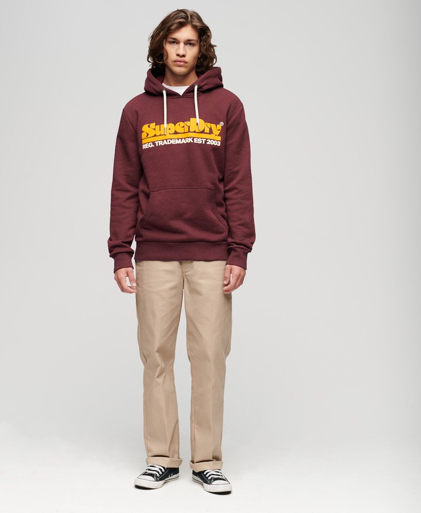 hoodie met retro lettertype en logo uit de jaren 70 in fel bordeauxrood met sneeuwprint.