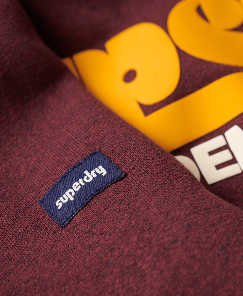 hoodie met retro lettertype en logo uit de jaren 70 in fel bordeauxrood met sneeuwprint.