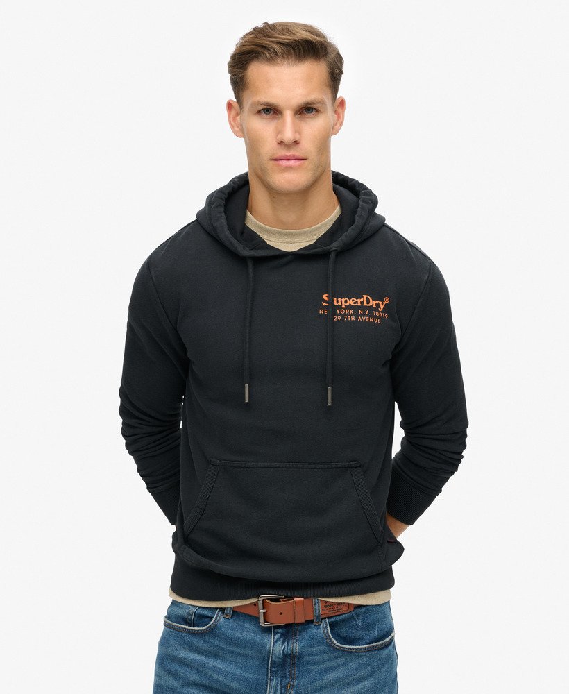 hoodie met logo van de locatie in gitzwart