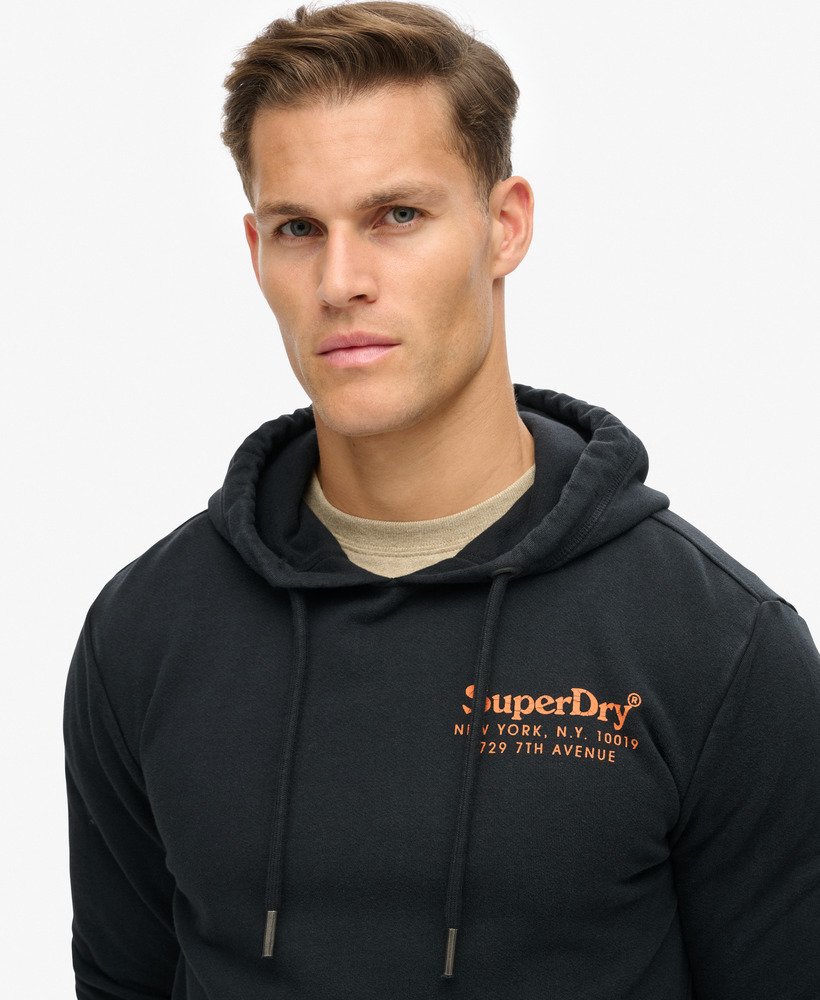 hoodie met logo van de locatie in gitzwart