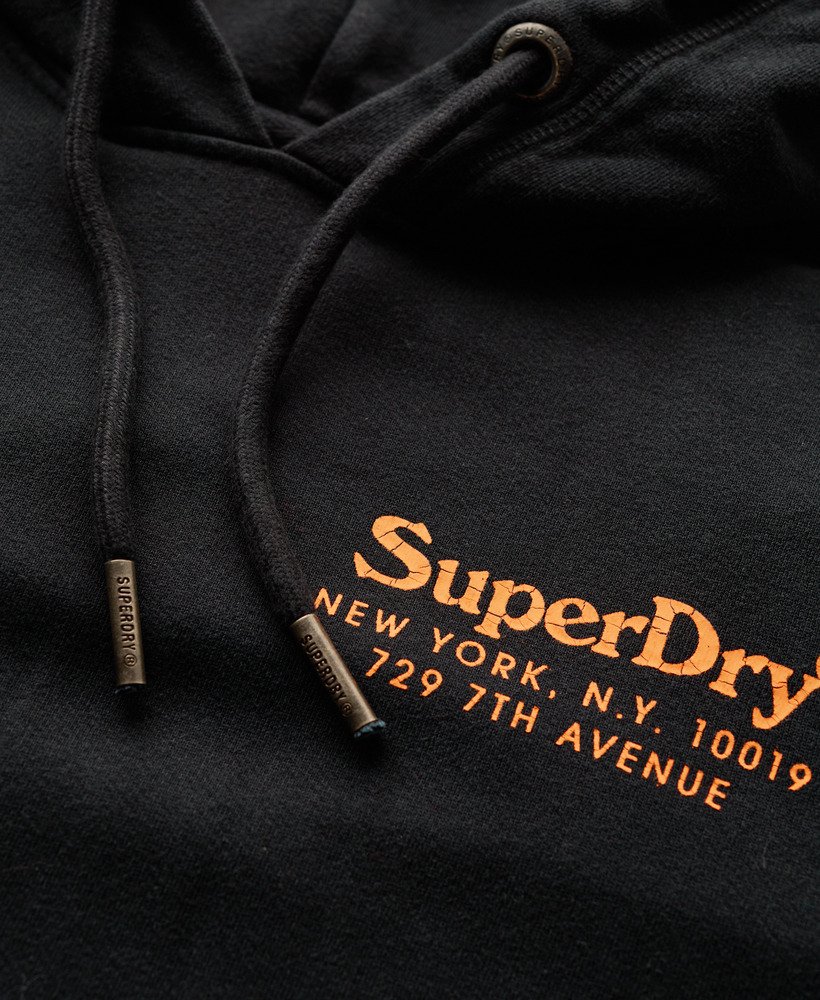 hoodie met logo van de locatie in gitzwart