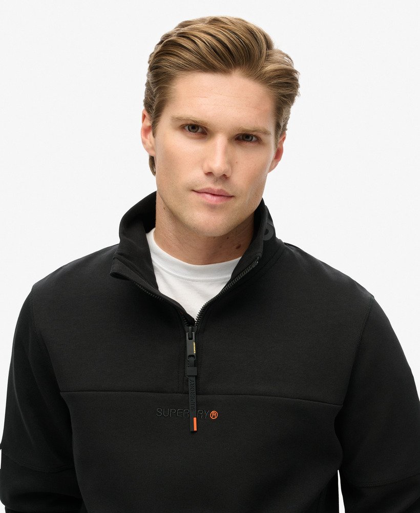 tech logo loose half zip in zwart