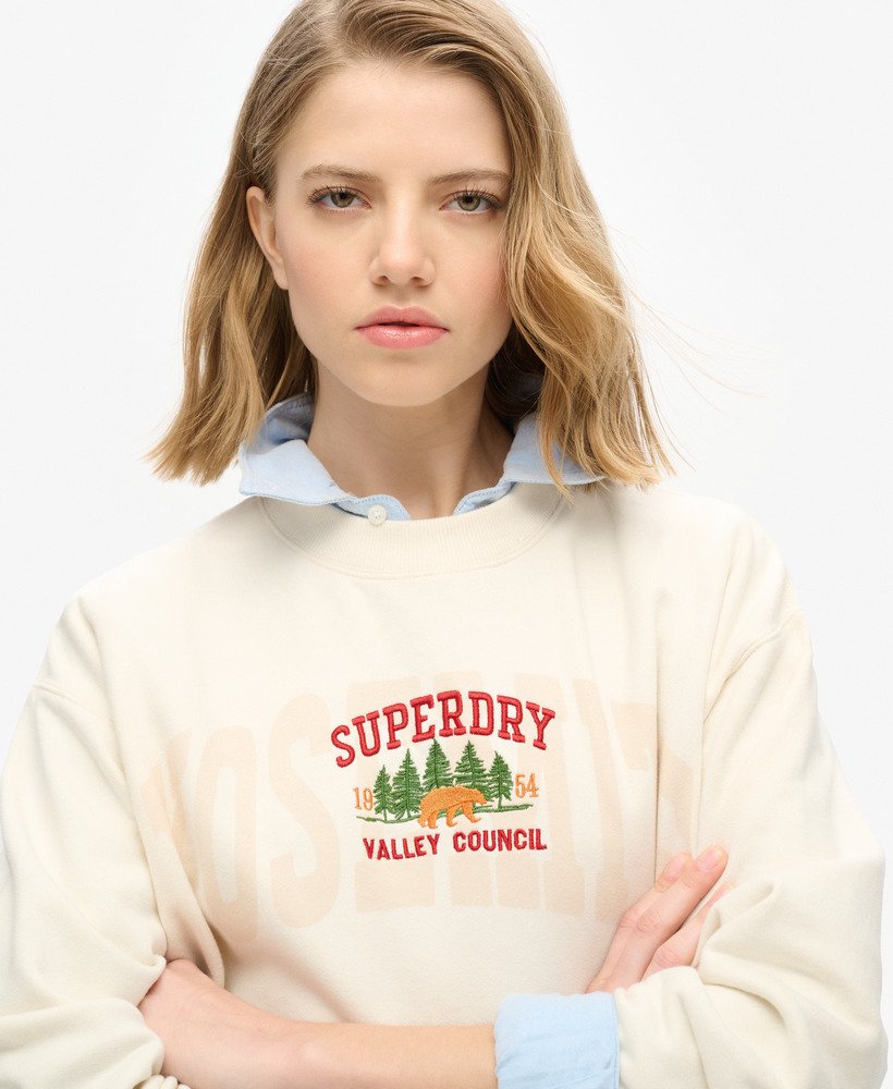 reissouvenir losvallende crewneck sweater in crème.