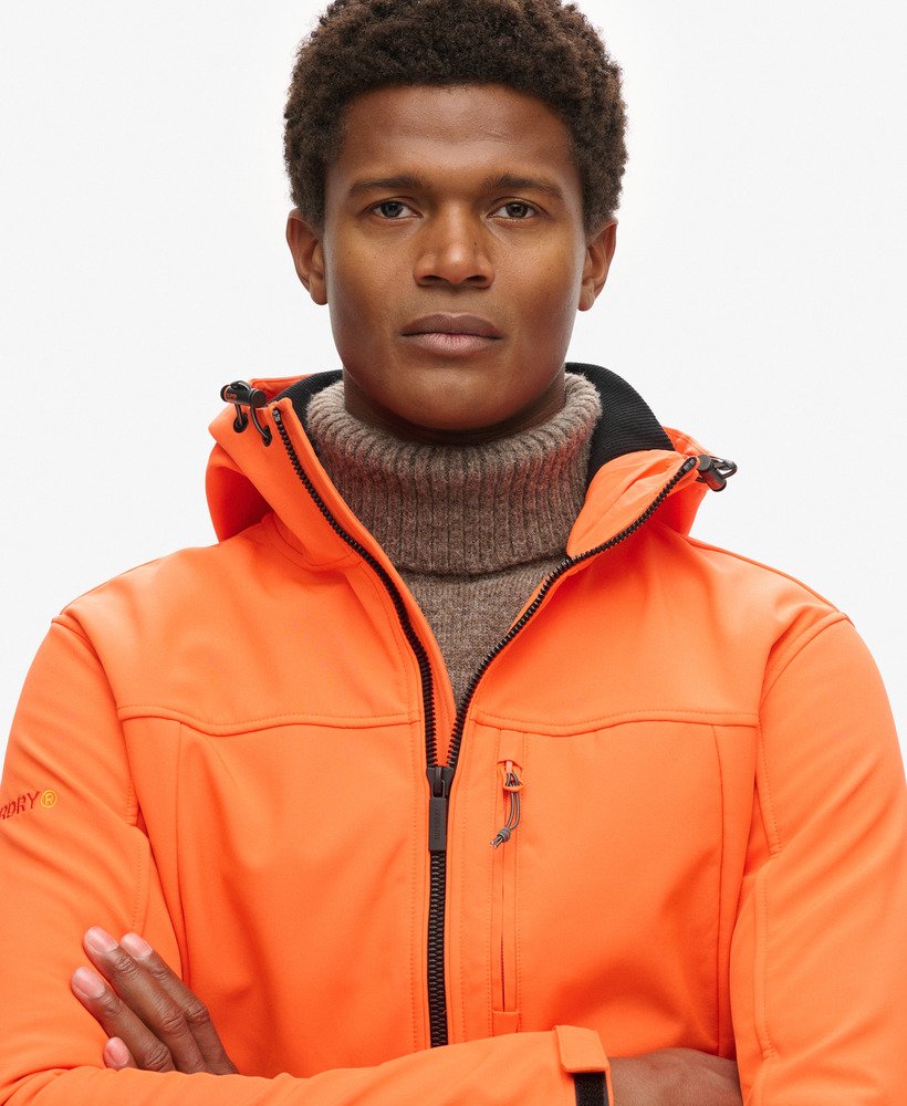 softshell trekkersjas met capuchon in vlammend oranje.