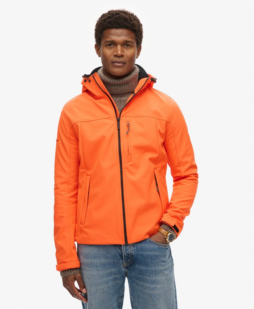 softshell trekkersjas met capuchon in vlammend oranje.
