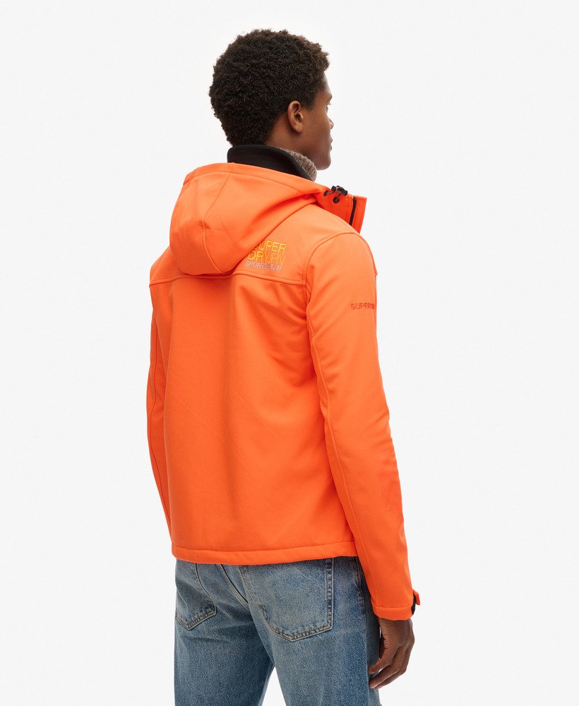 softshell trekkersjas met capuchon in vlammend oranje.