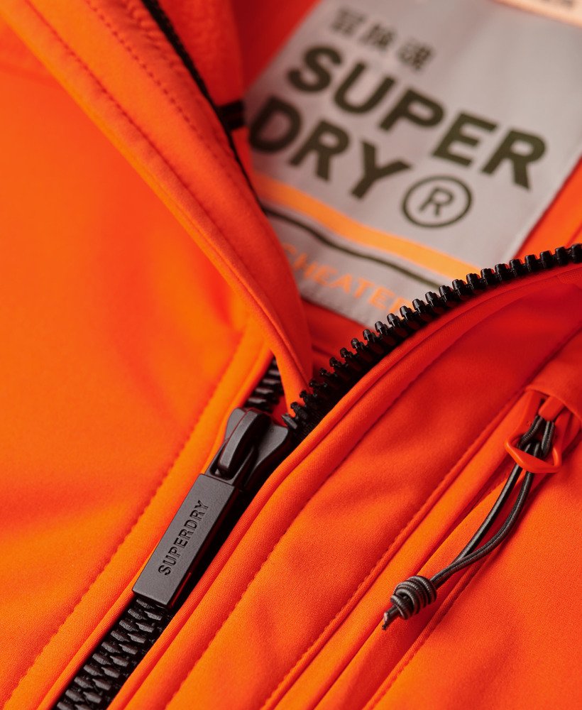 softshell trekkersjas met capuchon in vlammend oranje.