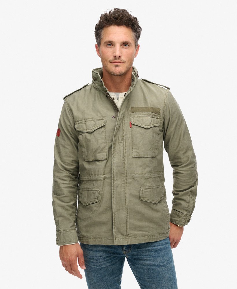 vintage militaire m65-jas in stoffig olijfgroen.