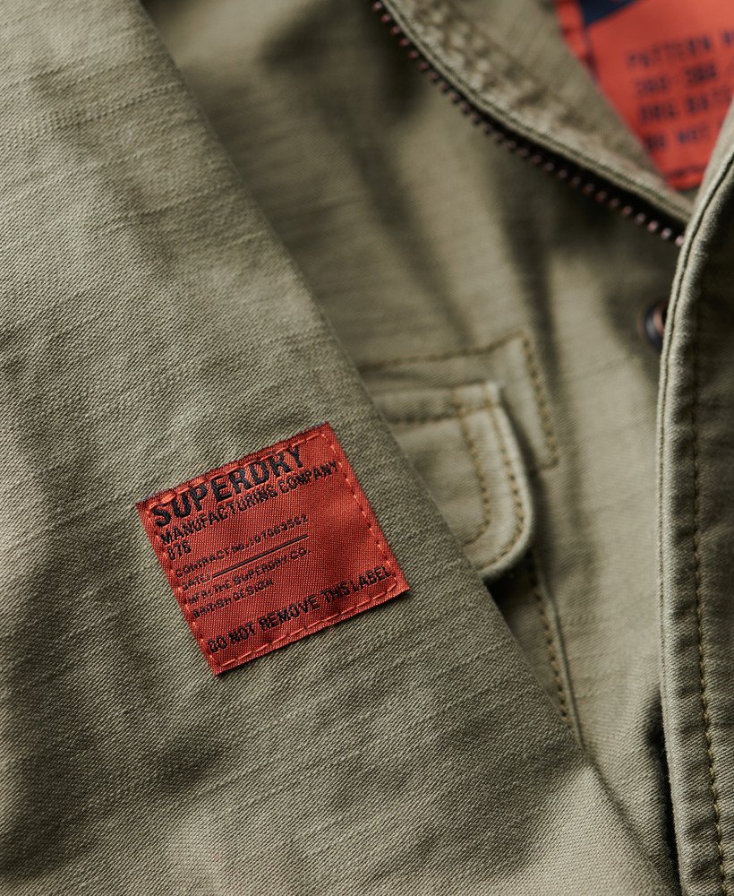 vintage militaire m65-jas in stoffig olijfgroen.