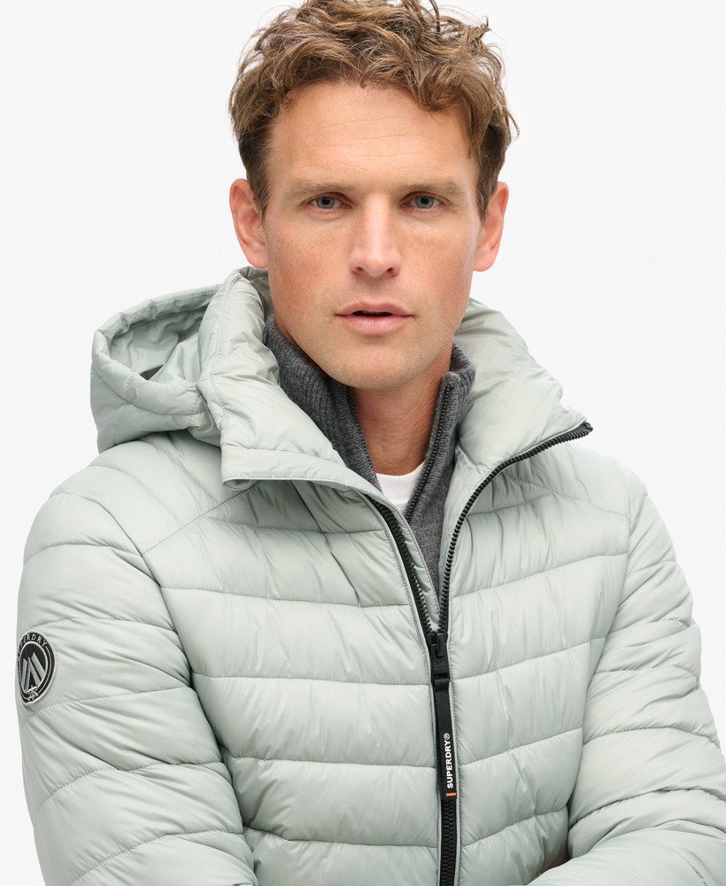 gewatteerde jas met capuchon van fuji sport in duifgrijs.