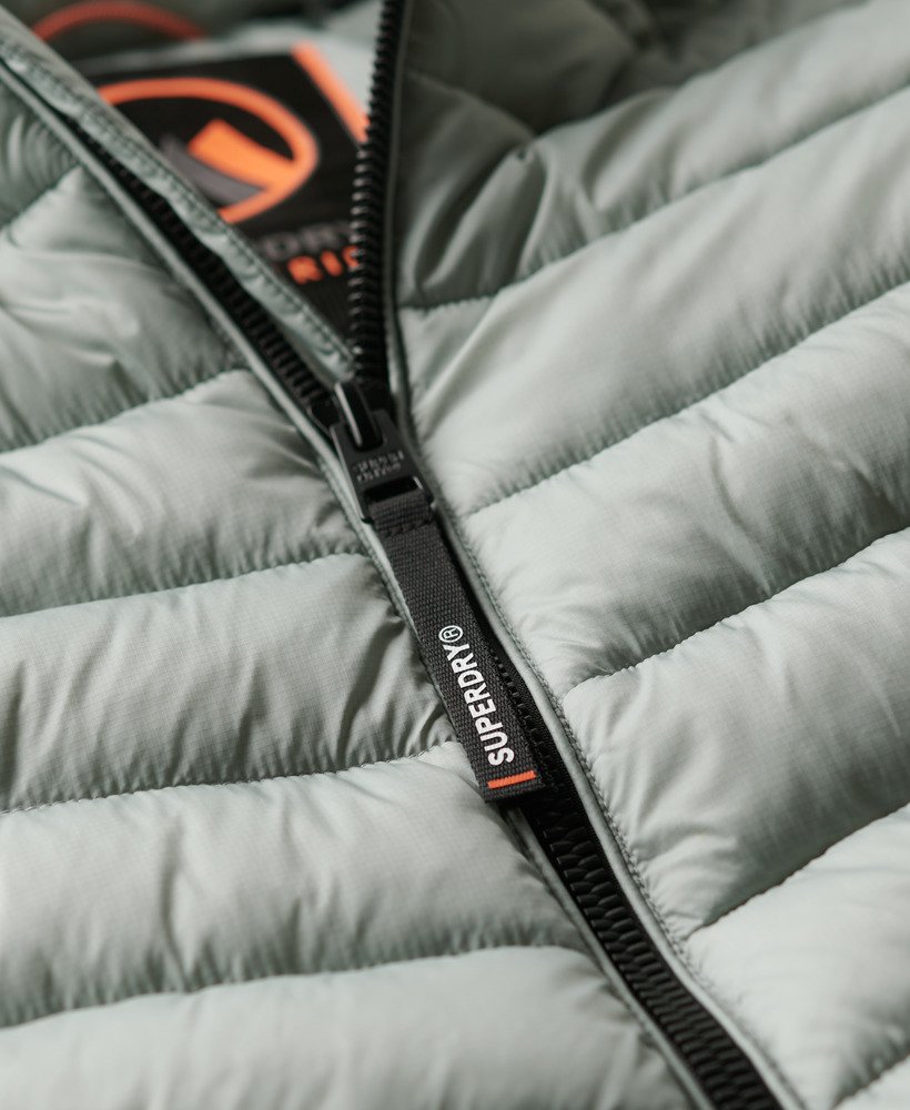 gewatteerde jas met capuchon van fuji sport in duifgrijs.