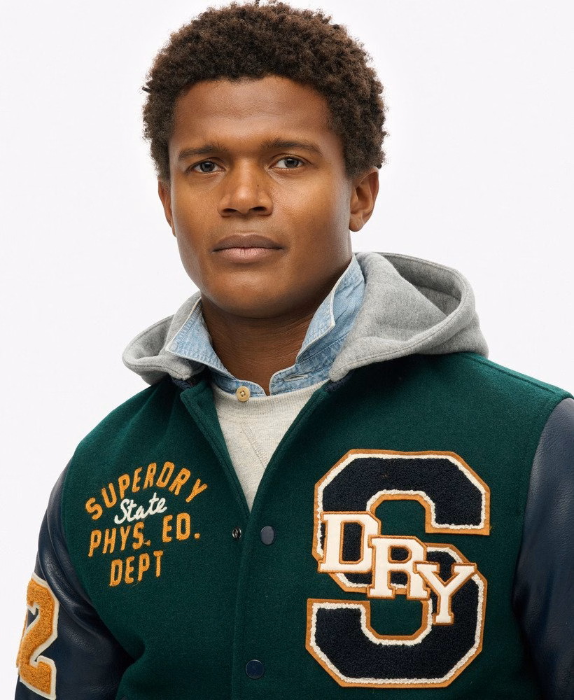 Bomberjack met capuchon en college-patches
