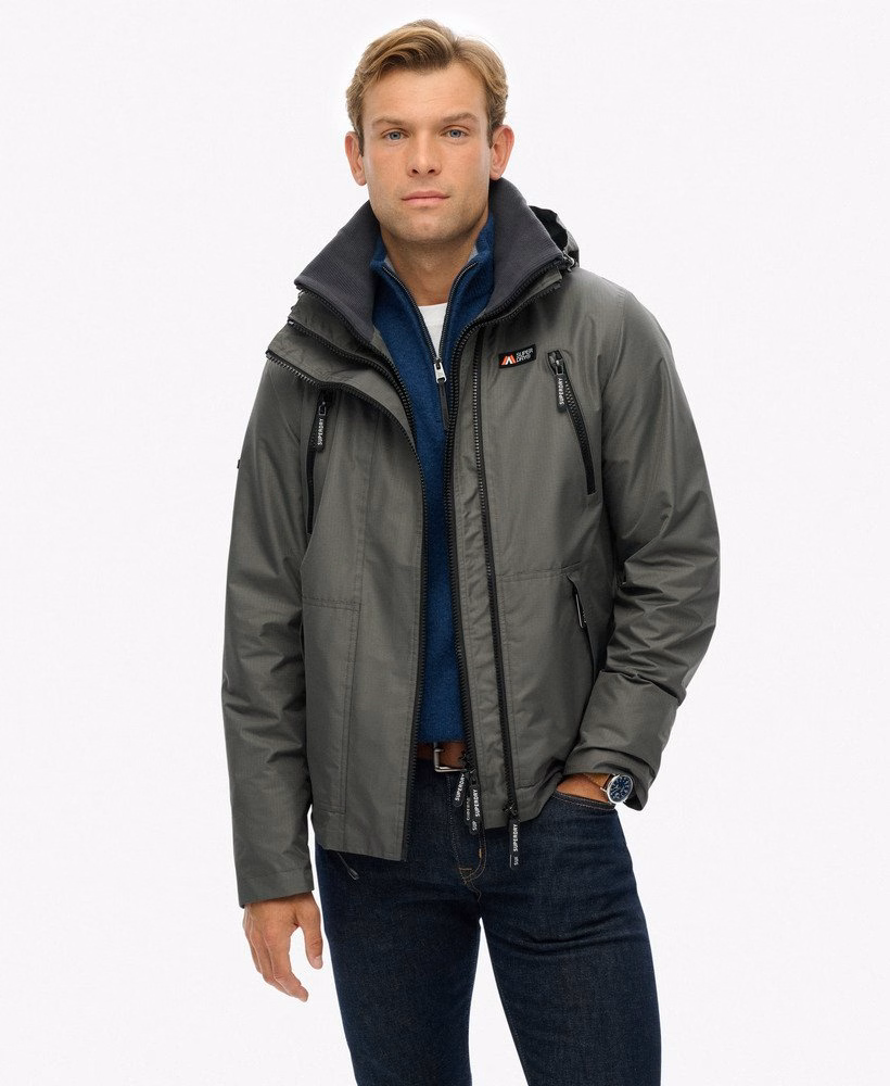 Windjack met capuchon voor in de bergen