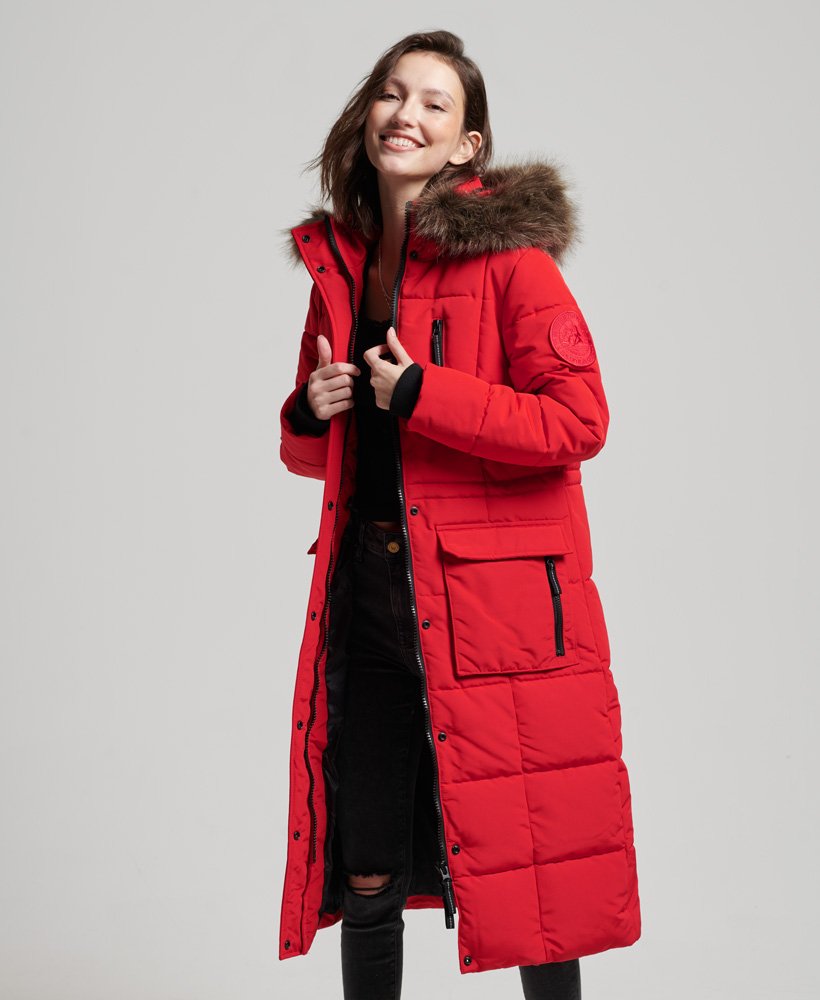 lange everest-jas van imitatiebont in een opvallende rode kleur