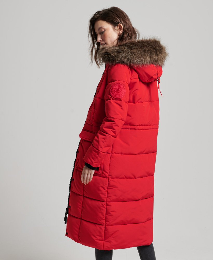 lange everest-jas van imitatiebont in een opvallende rode kleur