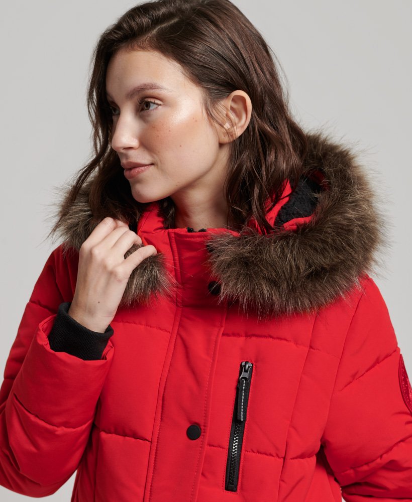 lange everest-jas van imitatiebont in een opvallende rode kleur