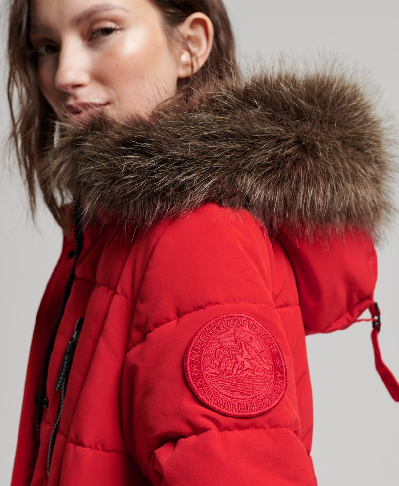 lange everest-jas van imitatiebont in een opvallende rode kleur