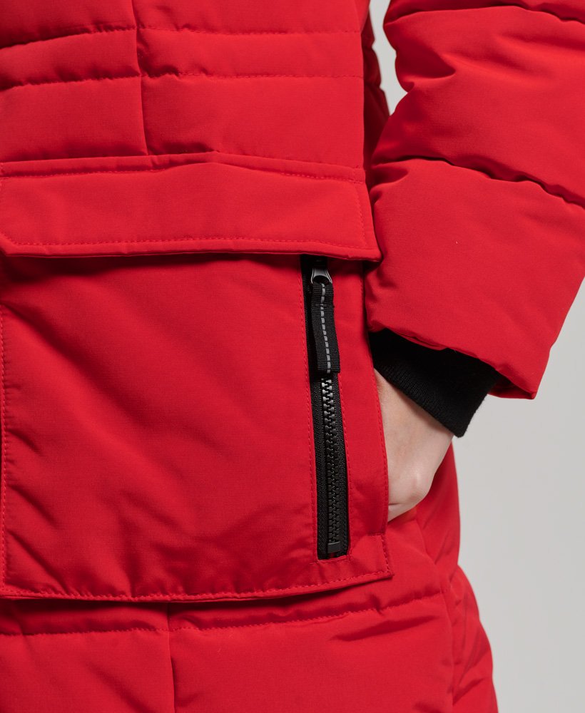 lange everest-jas van imitatiebont in een opvallende rode kleur