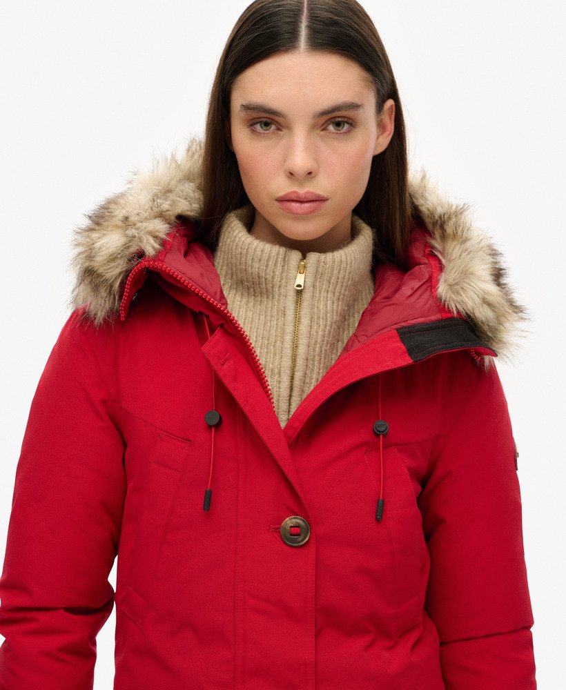 parka met capuchon en imitatiebont in chilipeperkleur.