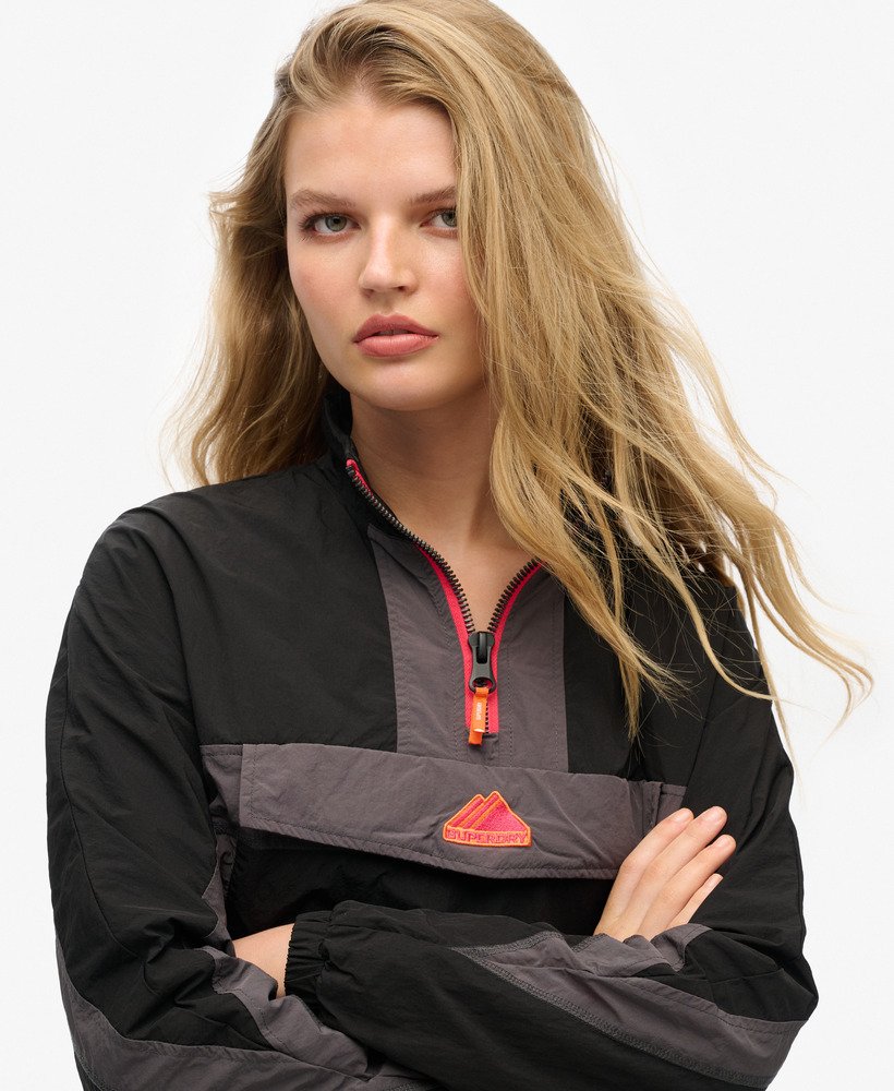 colourblock track overhead jacket in zwart