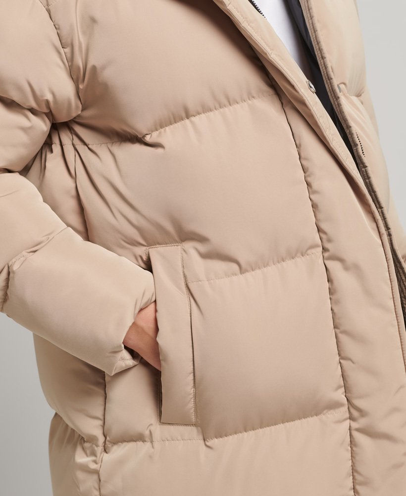 lange gewatteerde jas met capuchon in shaker beige