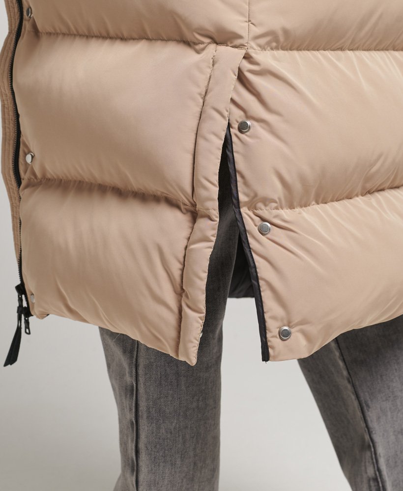 lange gewatteerde jas met capuchon in shaker beige